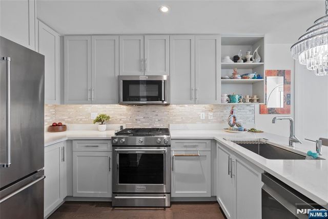 800 Ave At Port Imperial 508, Weehawken, NJ 07086