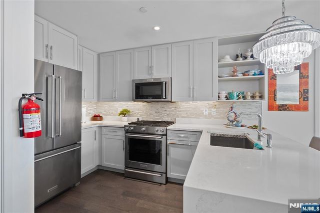 800 Ave At Port Imperial 508, Weehawken, NJ 07086