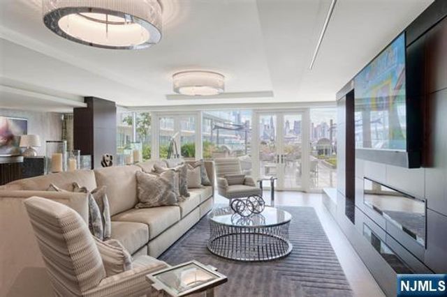 800 Ave At Port Imperial 508, Weehawken, NJ 07086