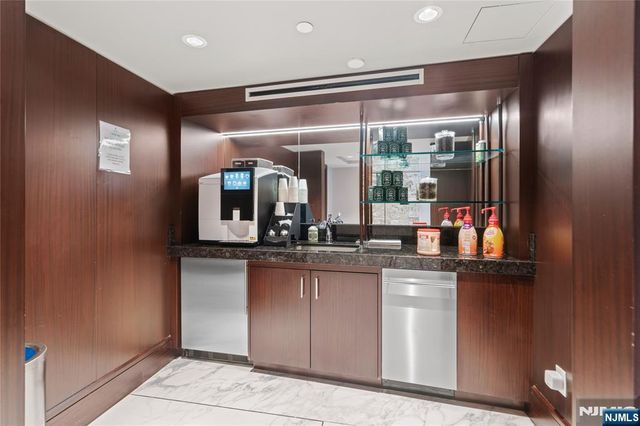 800 Ave At Port Imperial 508, Weehawken, NJ 07086