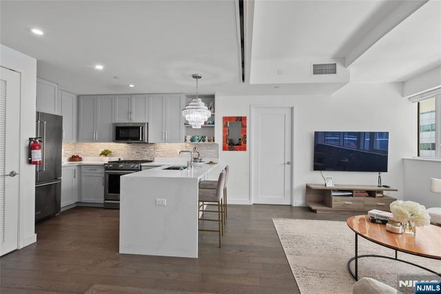 800 Ave At Port Imperial 508, Weehawken, NJ 07086