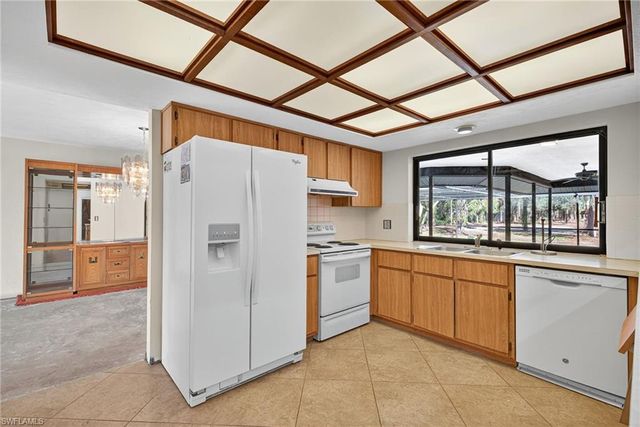 6811 Sandalwood LN, Naples, FL 34109