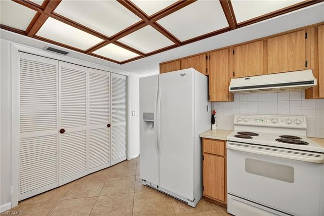 6811 Sandalwood LN, Naples, FL 34109