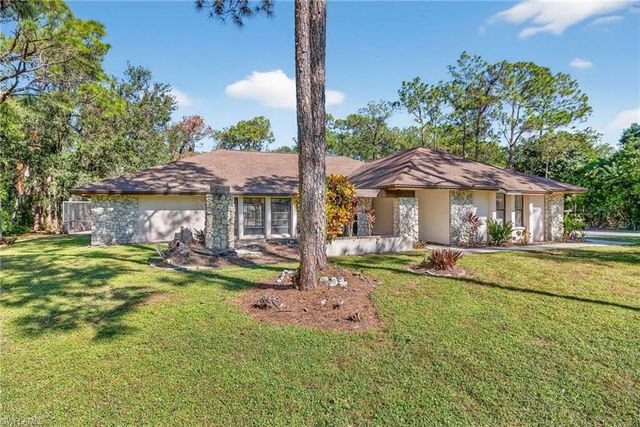 6811 Sandalwood LN, Naples, FL 34109