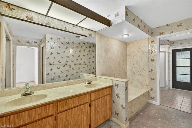 6811 Sandalwood LN, Naples, FL 34109