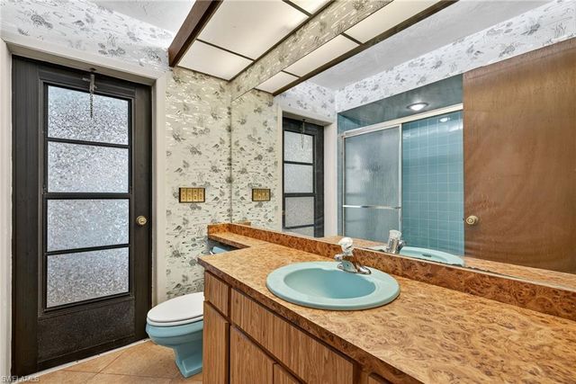 6811 Sandalwood LN, Naples, FL 34109