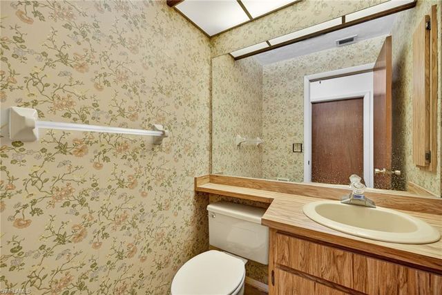 6811 Sandalwood LN, Naples, FL 34109