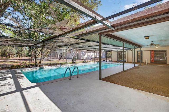 6811 Sandalwood LN, Naples, FL 34109