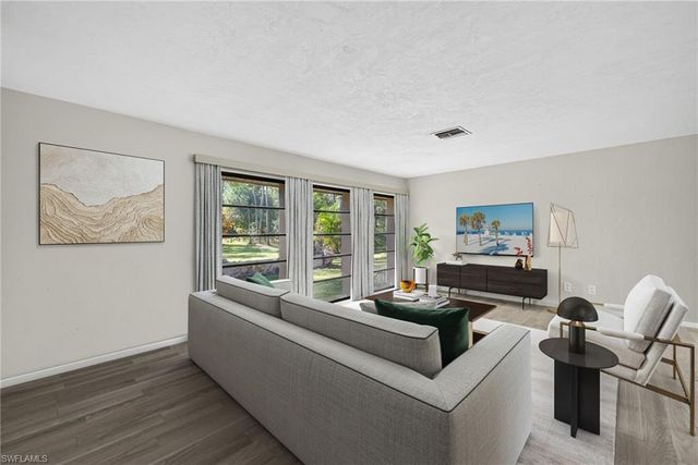 6811 Sandalwood LN, Naples, FL 34109