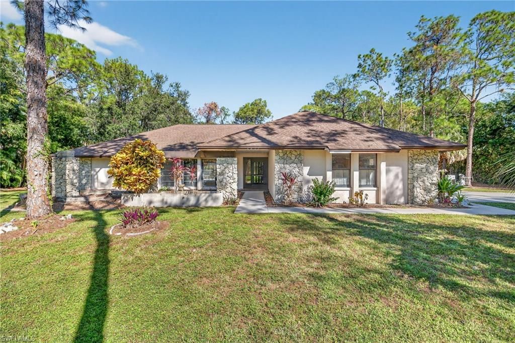 6811 Sandalwood LN, Naples, FL 34109