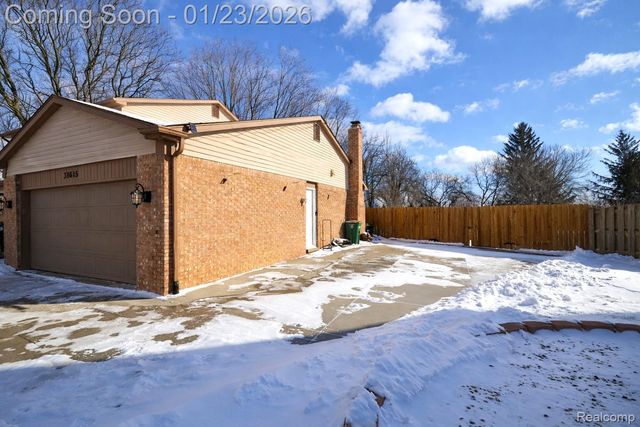 38615 Meeting House Lane, Livonia, MI 48154