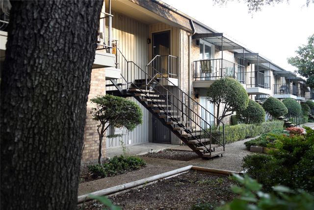 10232 Regal Oaks Drive 32B, Dallas, TX 75243