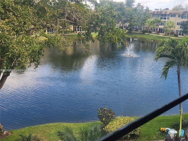 5001 NW 34th Street 305, Lauderdale Lakes, FL 33319