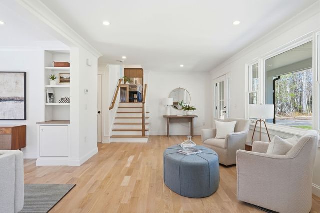 26 Old Pottery Ln, Norwell, MA 02061