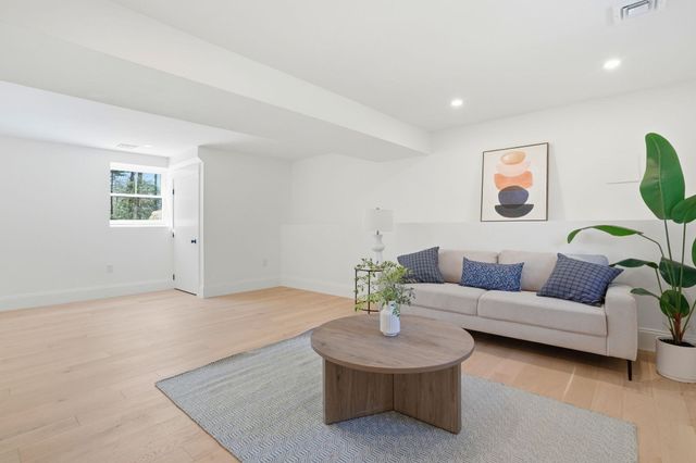 26 Old Pottery Ln, Norwell, MA 02061