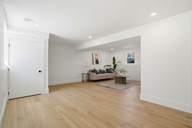 26 Old Pottery Ln, Norwell, MA 02061