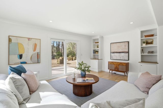 26 Old Pottery Ln, Norwell, MA 02061