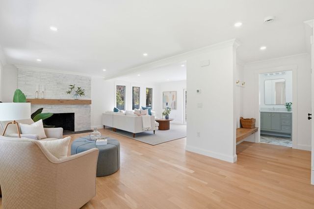 26 Old Pottery Ln, Norwell, MA 02061