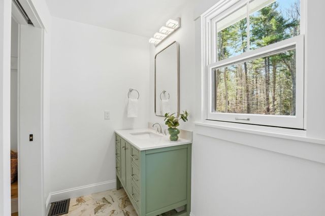 26 Old Pottery Ln, Norwell, MA 02061