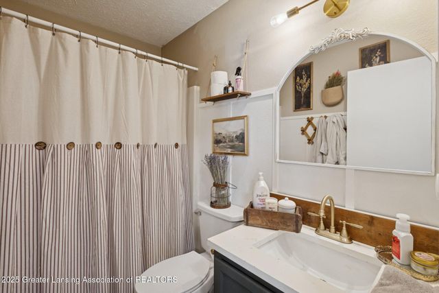 2663 Carlisle Highway, Charlotte, MI 48813