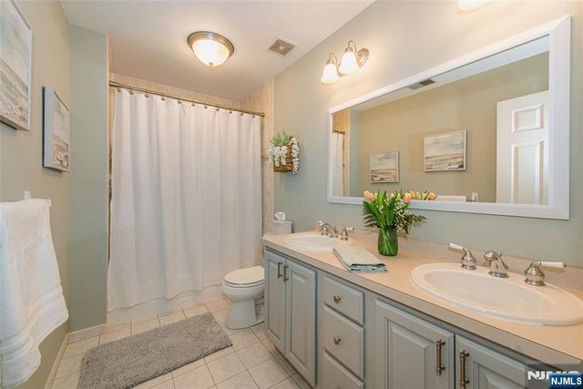 5 Crestview Lane, Sparta, NJ 07871