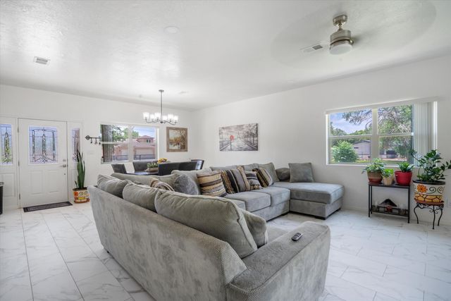 9 Elias Road, Los Lunas, NM 87031