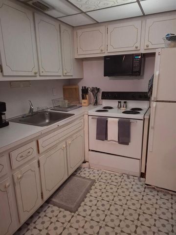 620 Horizon W 202, Boynton Beach, FL 33435