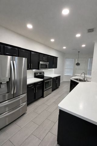 7704 Danuers Lane, Arlington, TX 76002