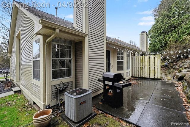 858 Whisperwood Trail, Fenton, MI 48430