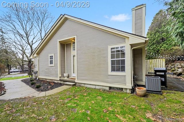 858 Whisperwood Trail, Fenton, MI 48430