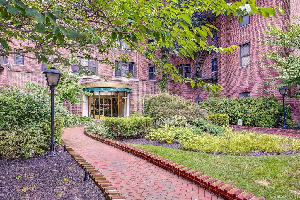 69-10 Yellowstone Boulevard 207, Forest Hills, NY 11375 — photo 2