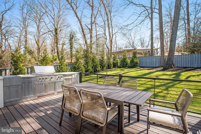 9341 CHESTNUT KNOLLS DR, Fairfax, VA 22032