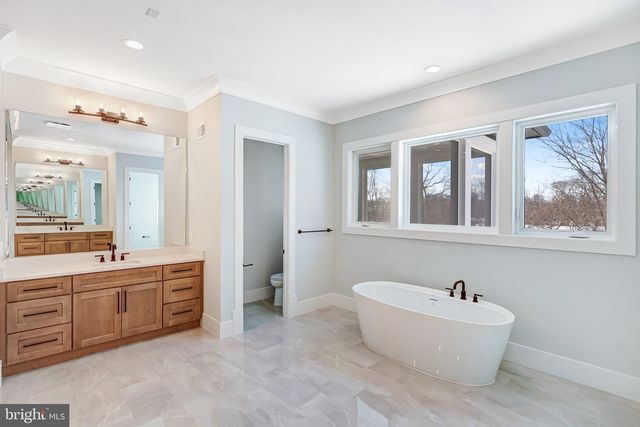 9341 CHESTNUT KNOLLS DR, Fairfax, VA 22032