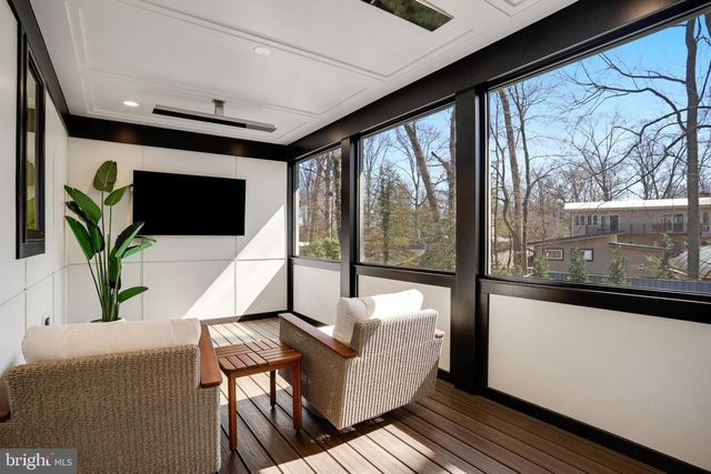 9341 CHESTNUT KNOLLS DR, Fairfax, VA 22032