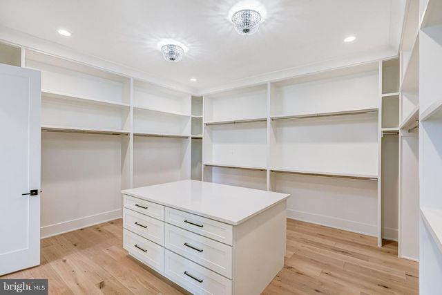 9341 CHESTNUT KNOLLS DR, Fairfax, VA 22032