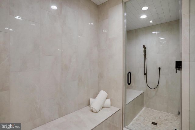 9341 CHESTNUT KNOLLS DR, Fairfax, VA 22032