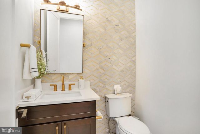 9341 CHESTNUT KNOLLS DR, Fairfax, VA 22032