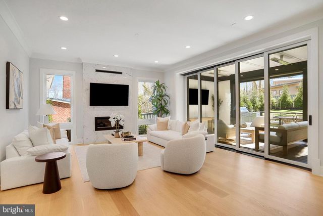 9341 CHESTNUT KNOLLS DR, Fairfax, VA 22032