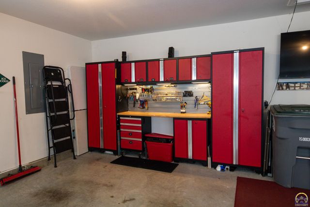 2701 Twin Lakes Dr, Emporia, KS 66801