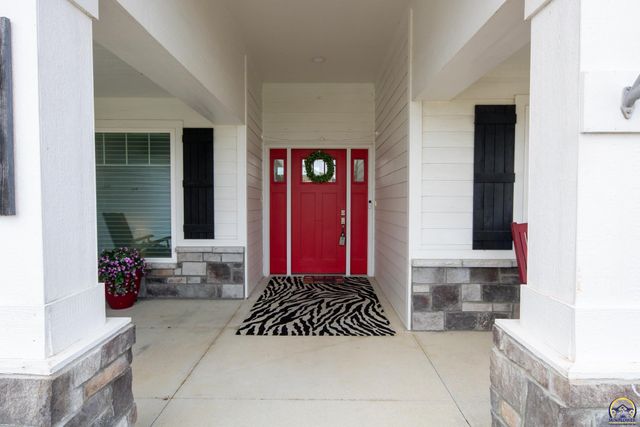 2701 Twin Lakes Dr, Emporia, KS 66801