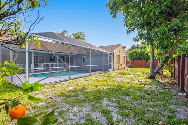 104 Oxford Court, Royal Palm Beach, FL 33411