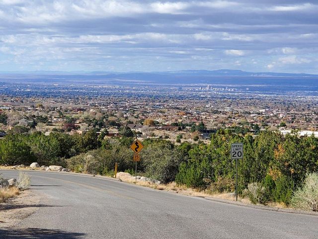 47 Rock Ridge Drive NE, Albuquerque, NM 87122