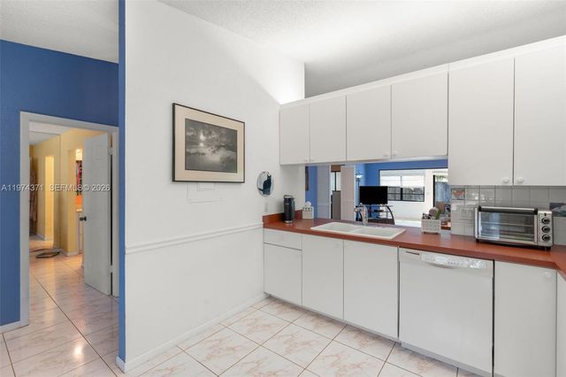 1064 E Lakes Dr, Deerfield Beach, FL 33064