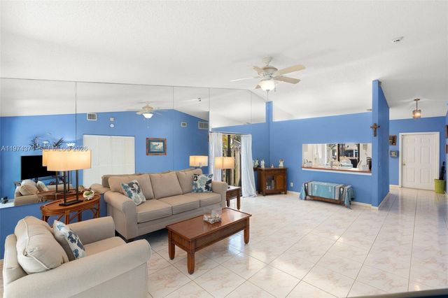1064 E Lakes Dr, Deerfield Beach, FL 33064