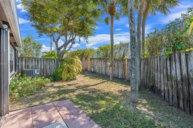 1064 E Lakes Dr, Deerfield Beach, FL 33064