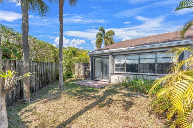 1064 E Lakes Dr, Deerfield Beach, FL 33064