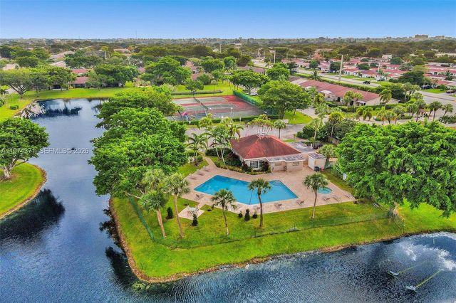 1064 E Lakes Dr, Deerfield Beach, FL 33064