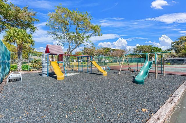 1064 E Lakes Dr, Deerfield Beach, FL 33064