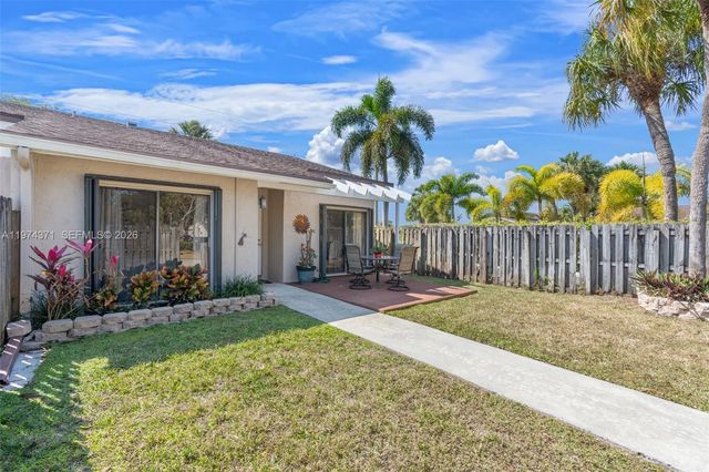 1064 E Lakes Dr, Deerfield Beach, FL 33064