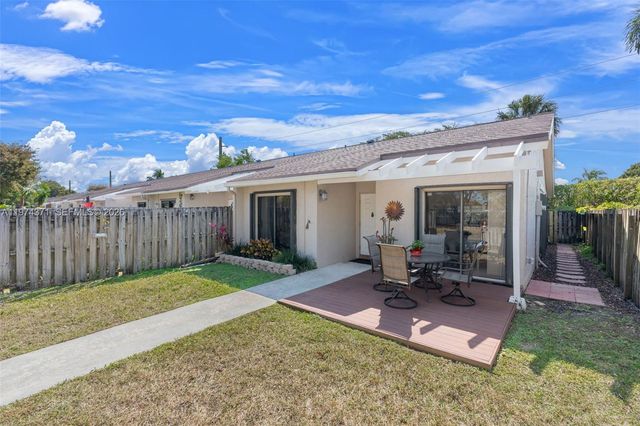 1064 E Lakes Dr, Deerfield Beach, FL 33064